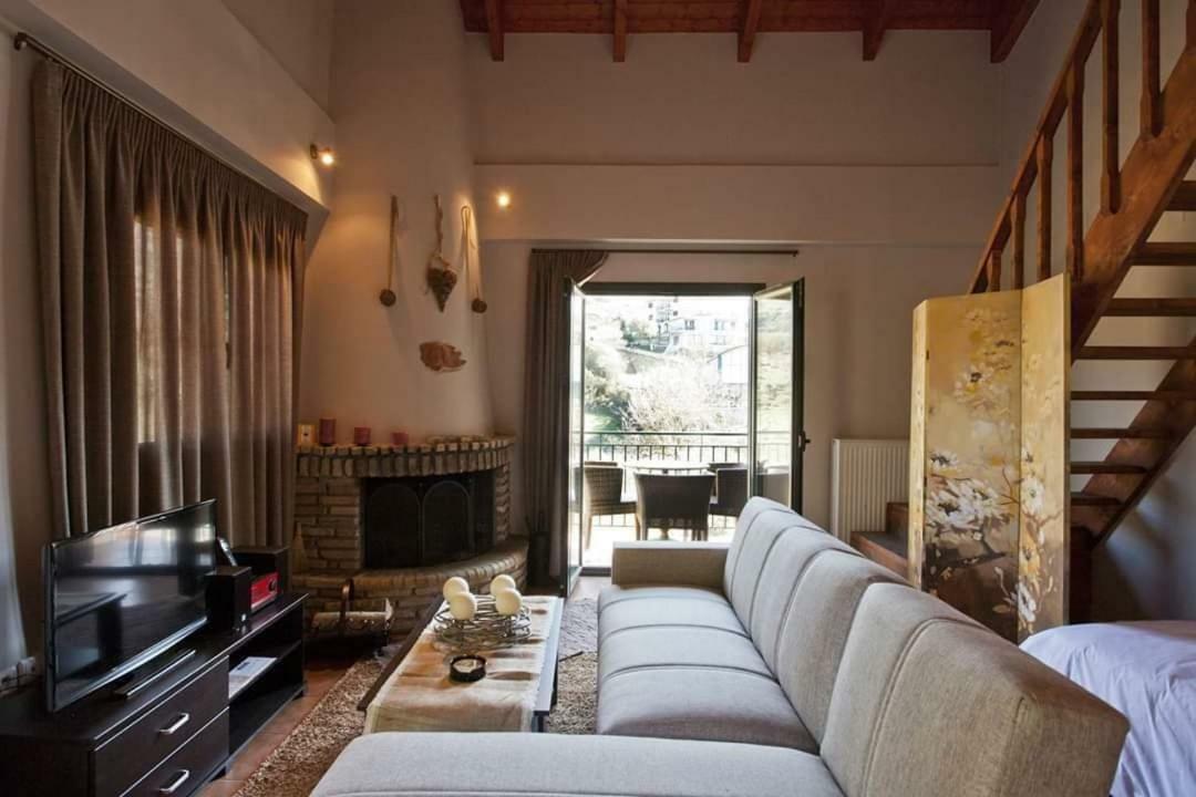 All Seasons Πέτρινες Παραδοσιακές Κατοικίες Калаврита Экстерьер фото